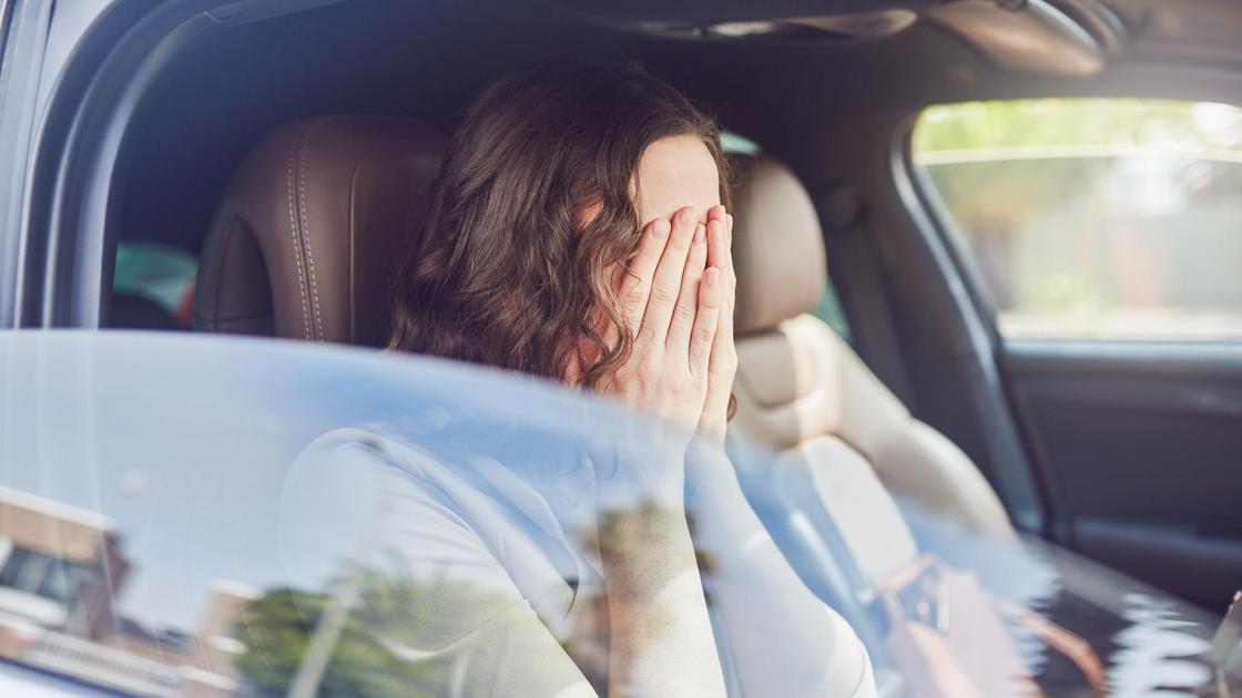 Женщина плачет в автомобиле
