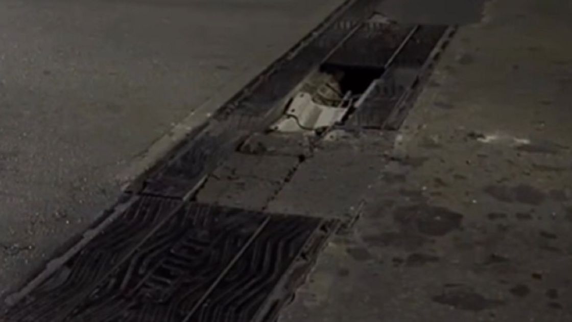 Дорожное покрытие повредилось на мосту в Алматы