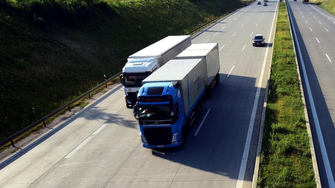 Два грузовика едут по шоссе