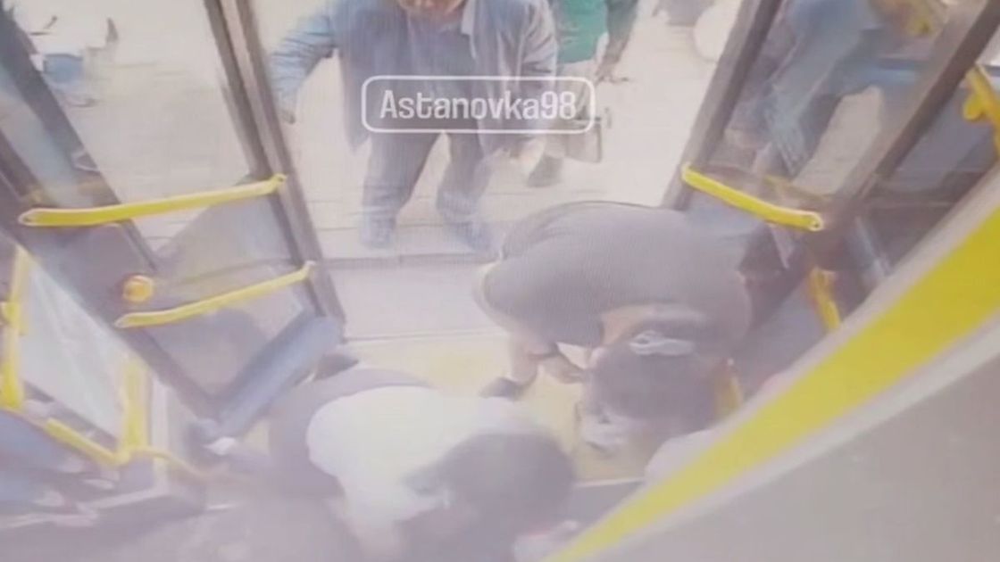 Помощь женщине в автобусе