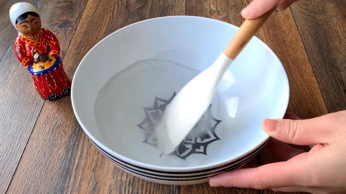 Соль перемешивают лопаткой в чаше с водой