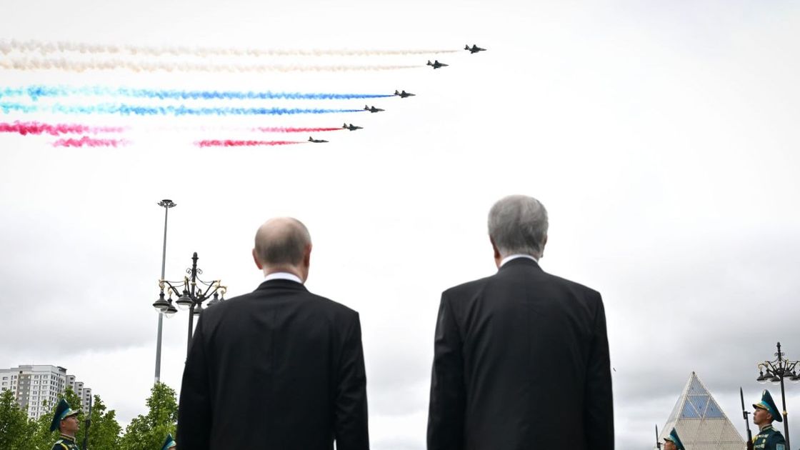 Токаев и Путин наблюдают за демонстрационным полетом