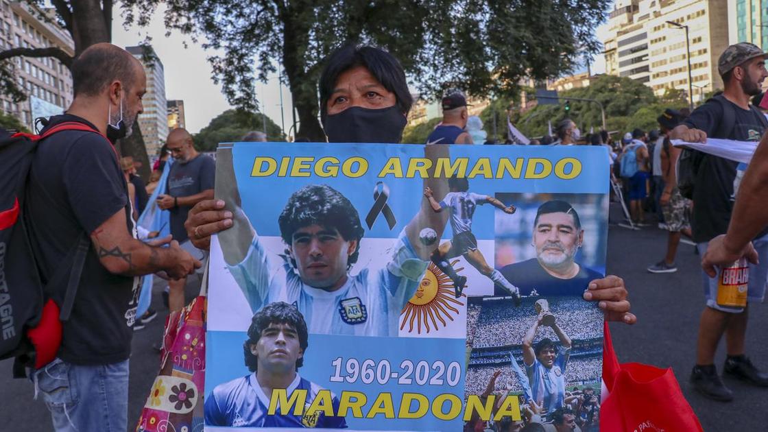 Митингующий с плакатом Диего Марадоны