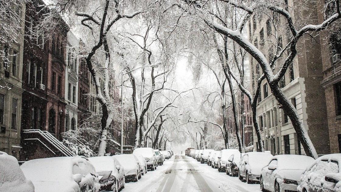 Улица засыпана снегом