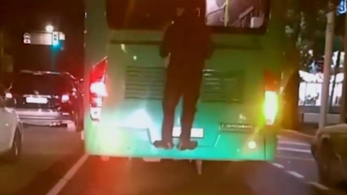 Пассажир зацепился за автобус