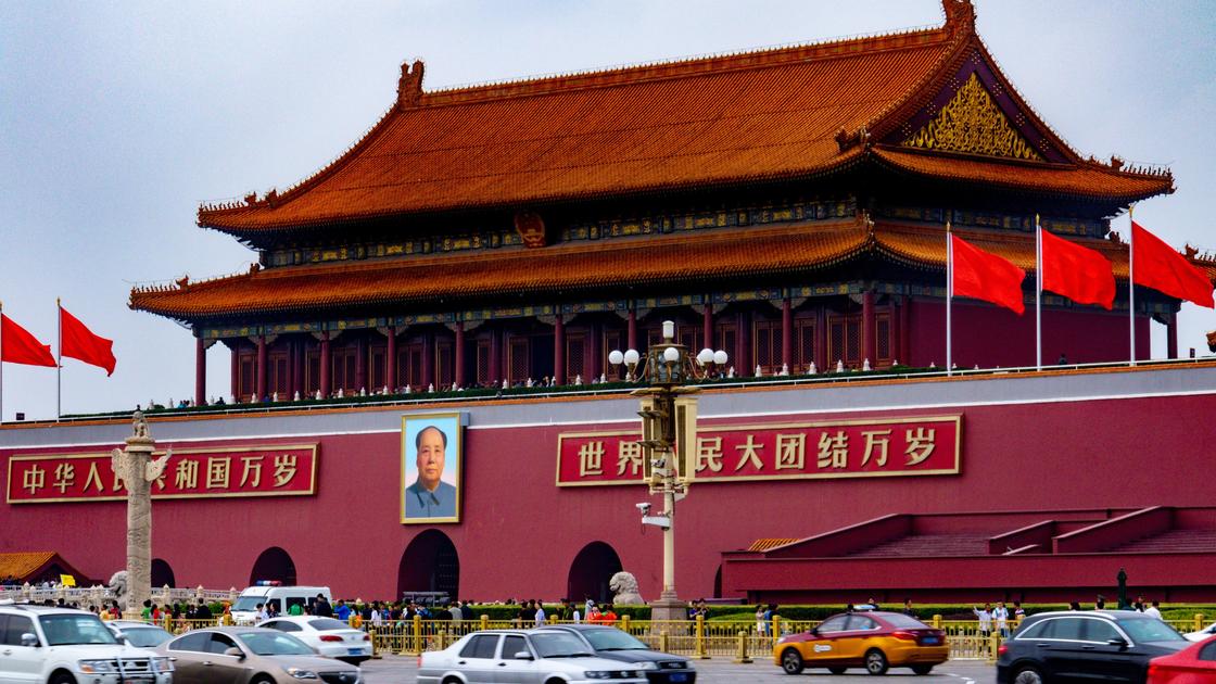 Императорский дворец в Пекине и флаги страны Китай