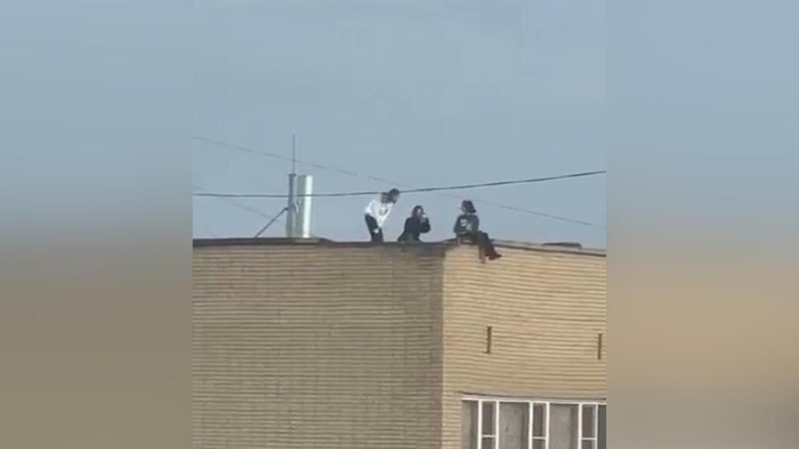 Три школьницы залезли на крышу многоэтажки в ВКО