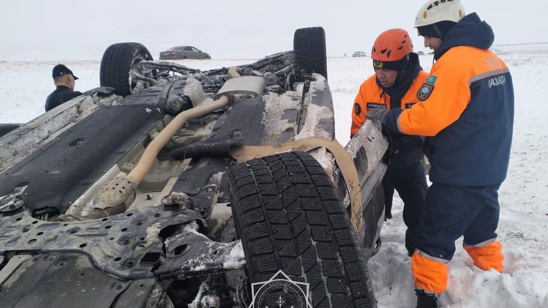 Авто опрокинулось на дороге