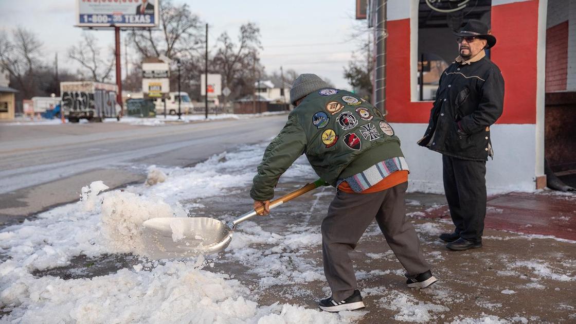 Мужчина чистит снег в Техасе