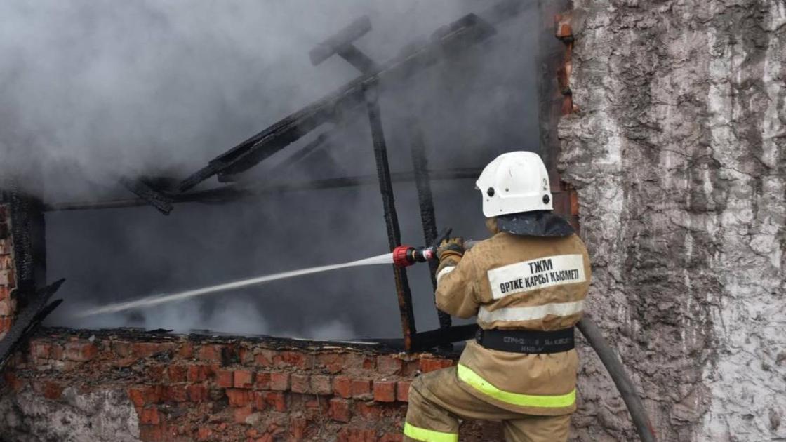 Тушение пожара в СТО в Петропавловске