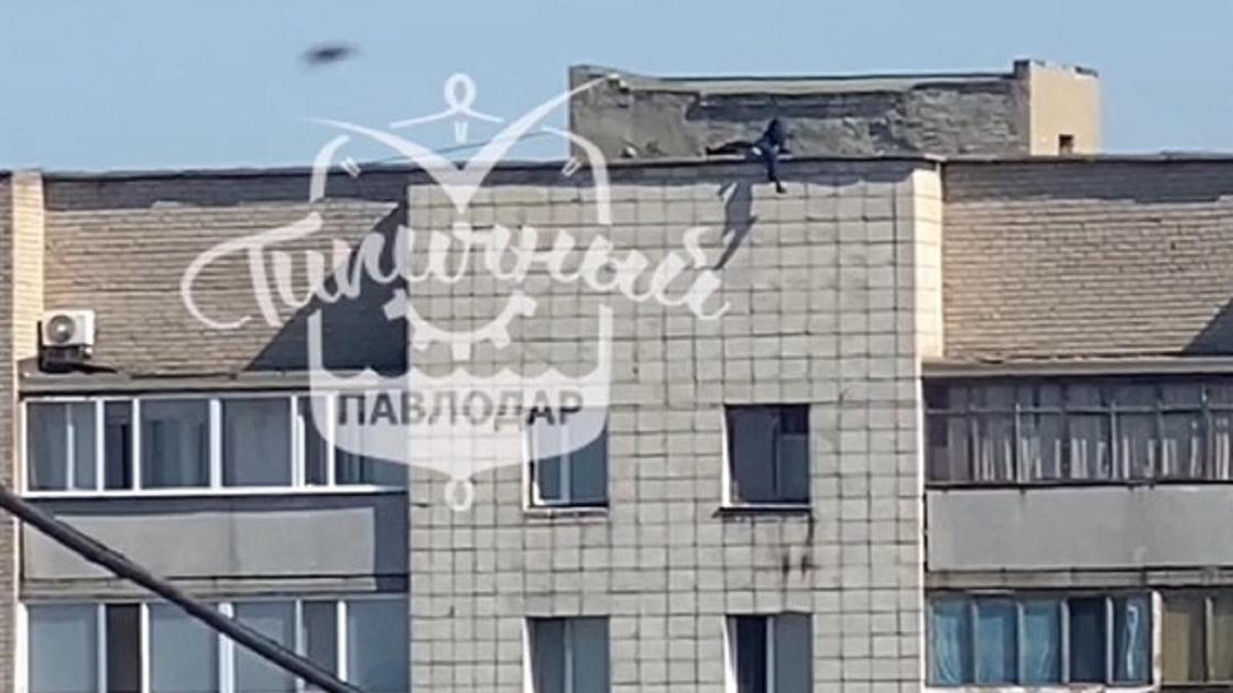 Мужчина на крыше в Павлодаре