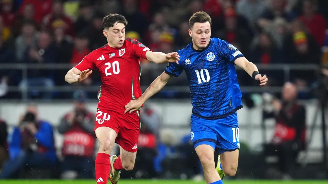 Футболисты Дэниел Джеймс и Максим Самородов (слева направо)