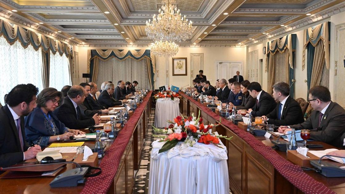 Касым-Жомарт Токаев на переговорах с Шахбазом Шарифом