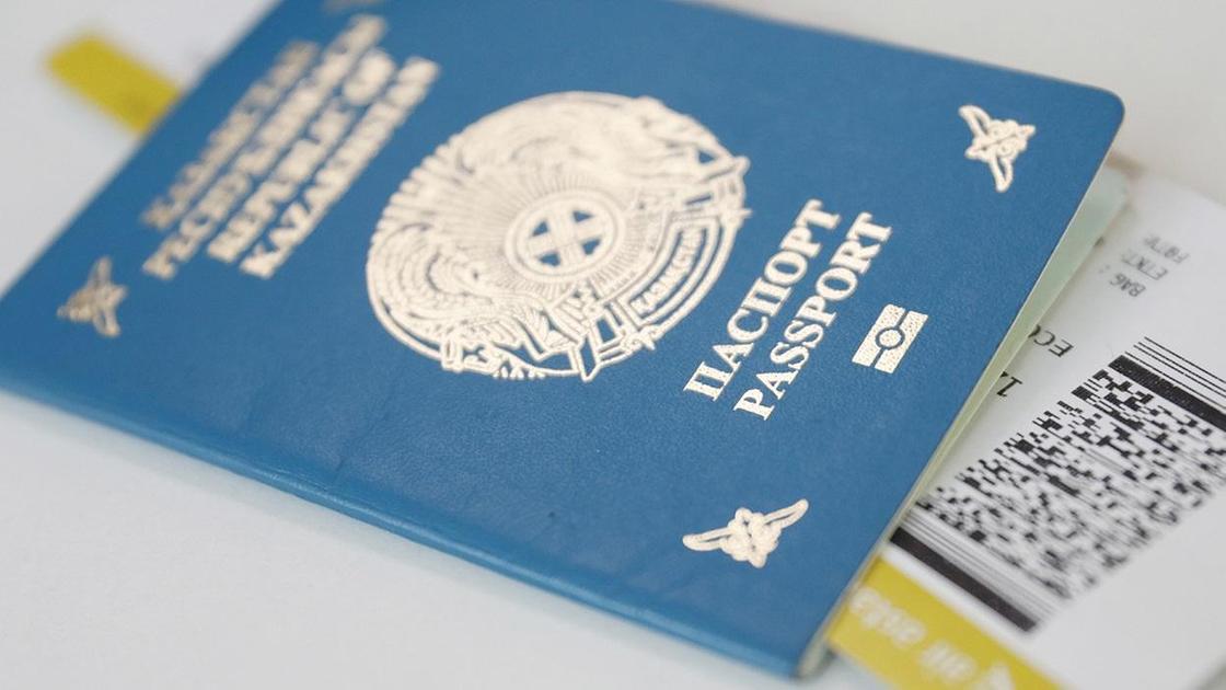 Паспорт лежит на столе