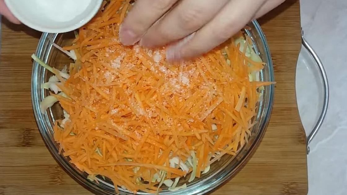 Капуста с морковью в миске