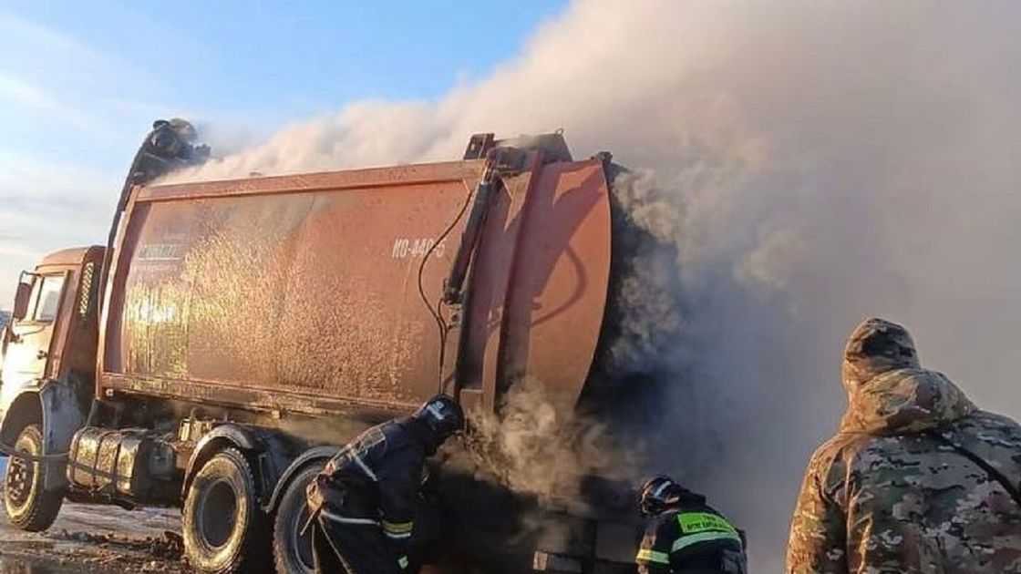 Мусоровоз загорелся