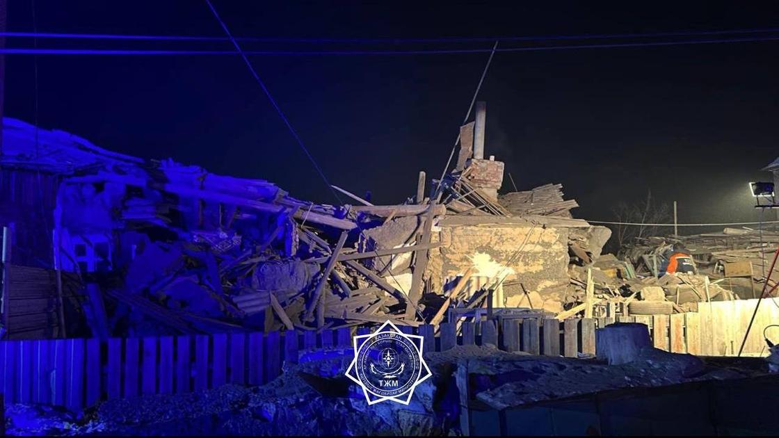 Разрушенный взрывом дом в Караганде