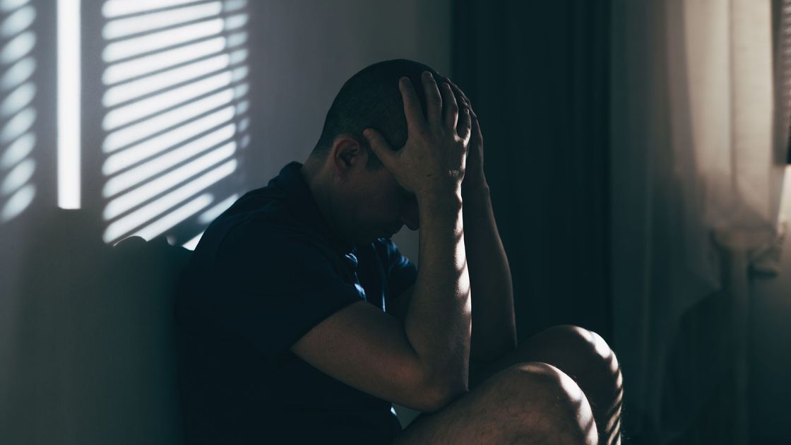 Мужчина плачет