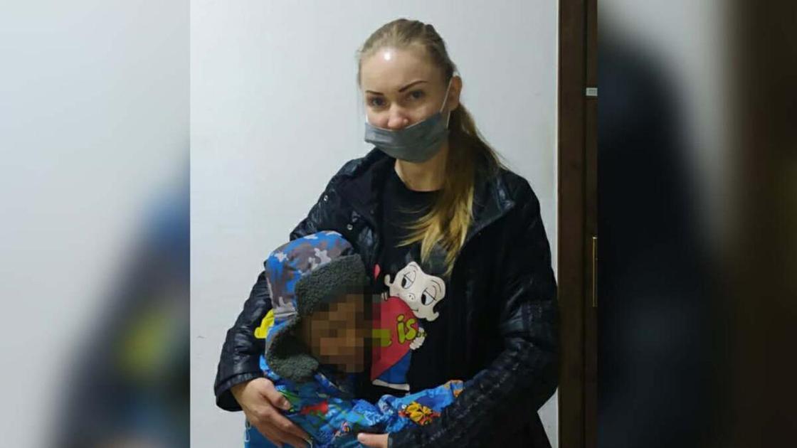 Жительница Алматы Надежда Яковлева с сыном