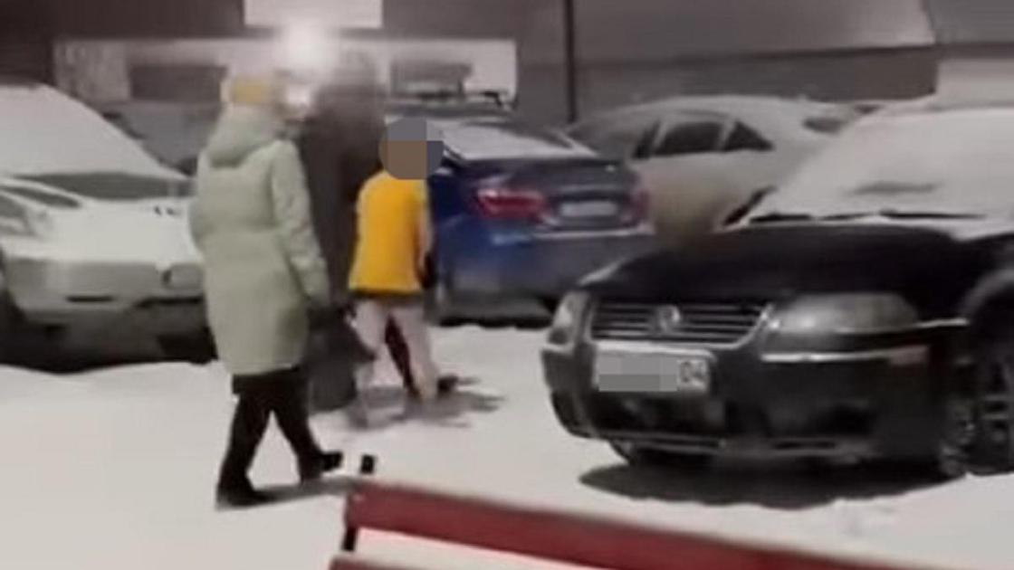 Женщина ведет ребенка в Хромтау