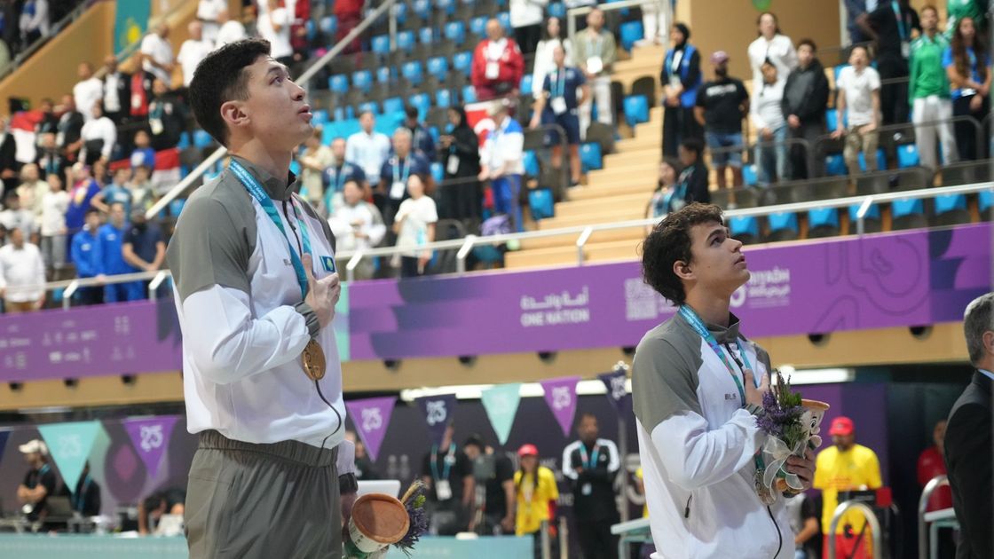 Казахстанские пловцы Адильбек Мусин и Максим Сказобцов (слева направо)