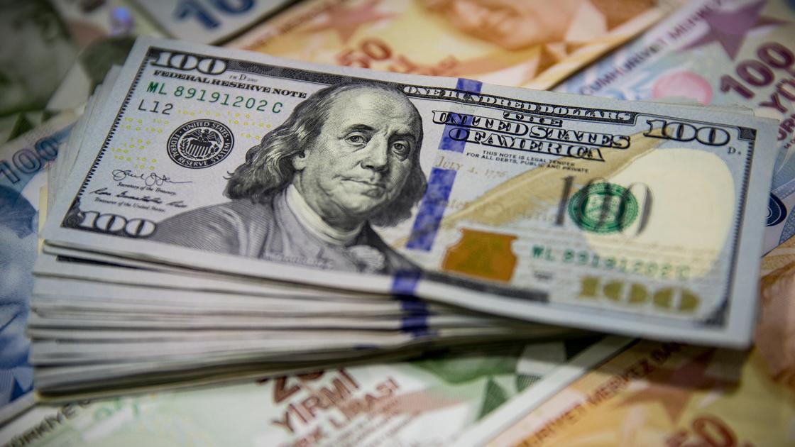 Пачка долларов лежит на турецких лирах