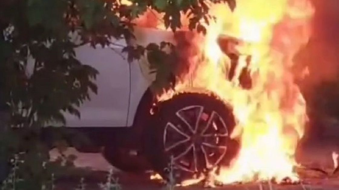 Горящий автомобиль