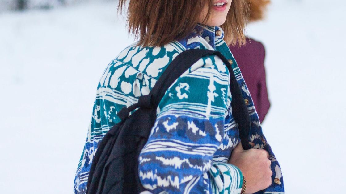 Девочка зимой с рюкзаком