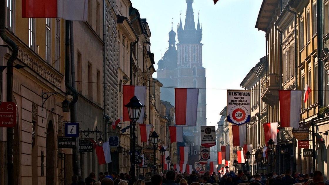 Польский город Краков украшен флагами ко дню независимости