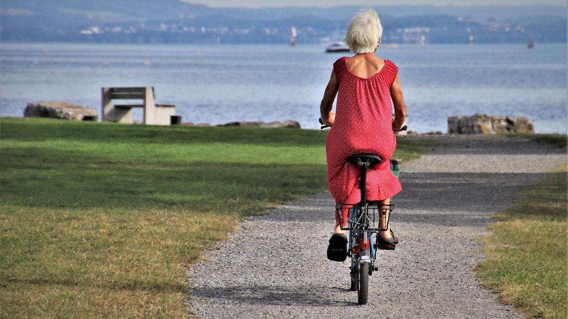 Пожилая женщина на велосипеде