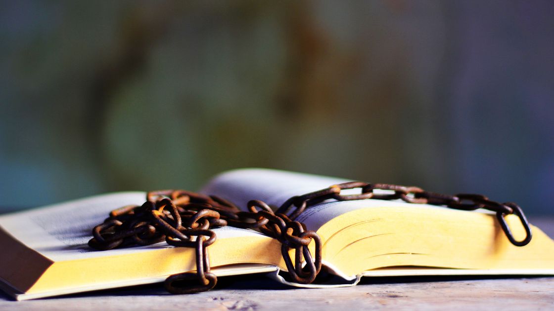 Цепи лежат на книге