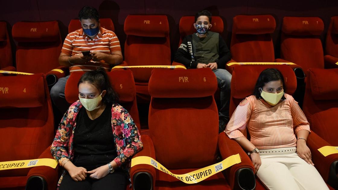 Зрители сидят в кинозале во время показа