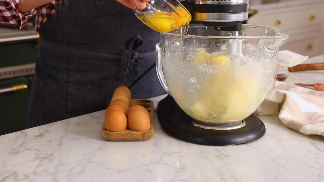 В чашу миксера добавляют яйца из пиалы