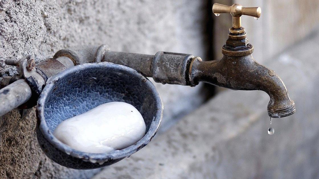 Вода капает из крана Вода капает из крана