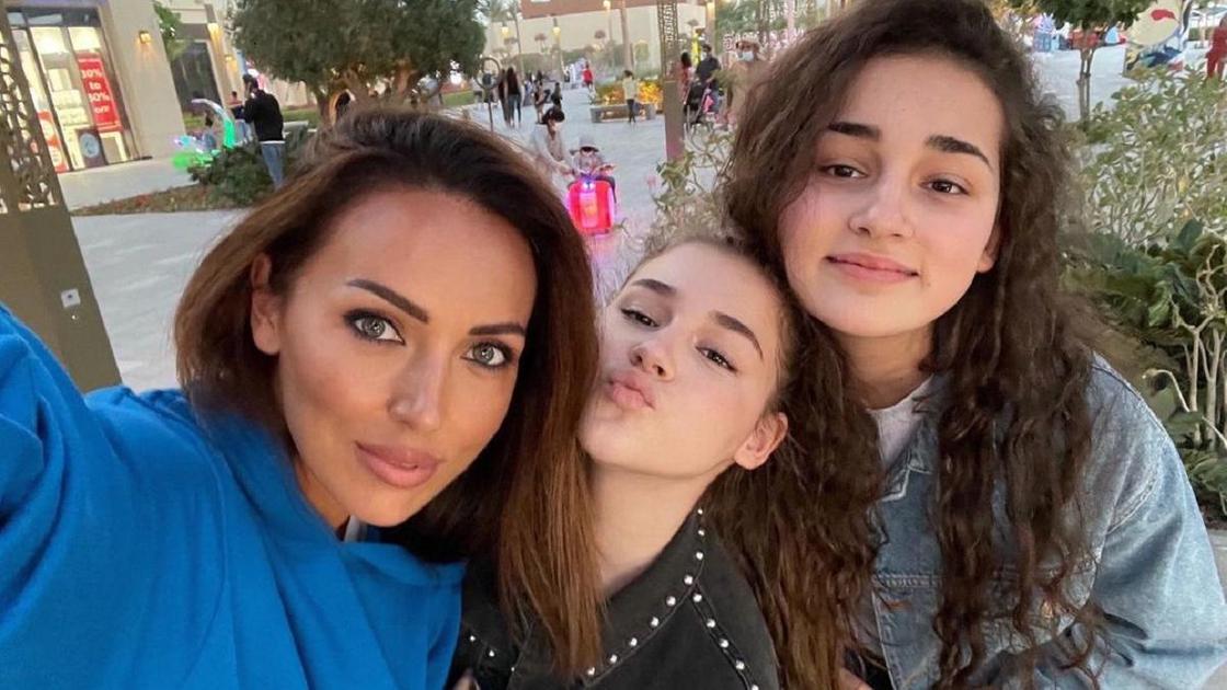 Алсу с дочерьми