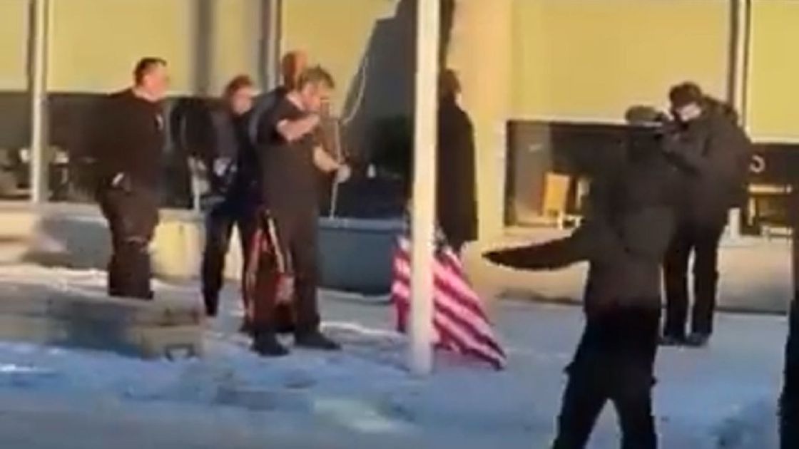 Попытка поднять флаг США