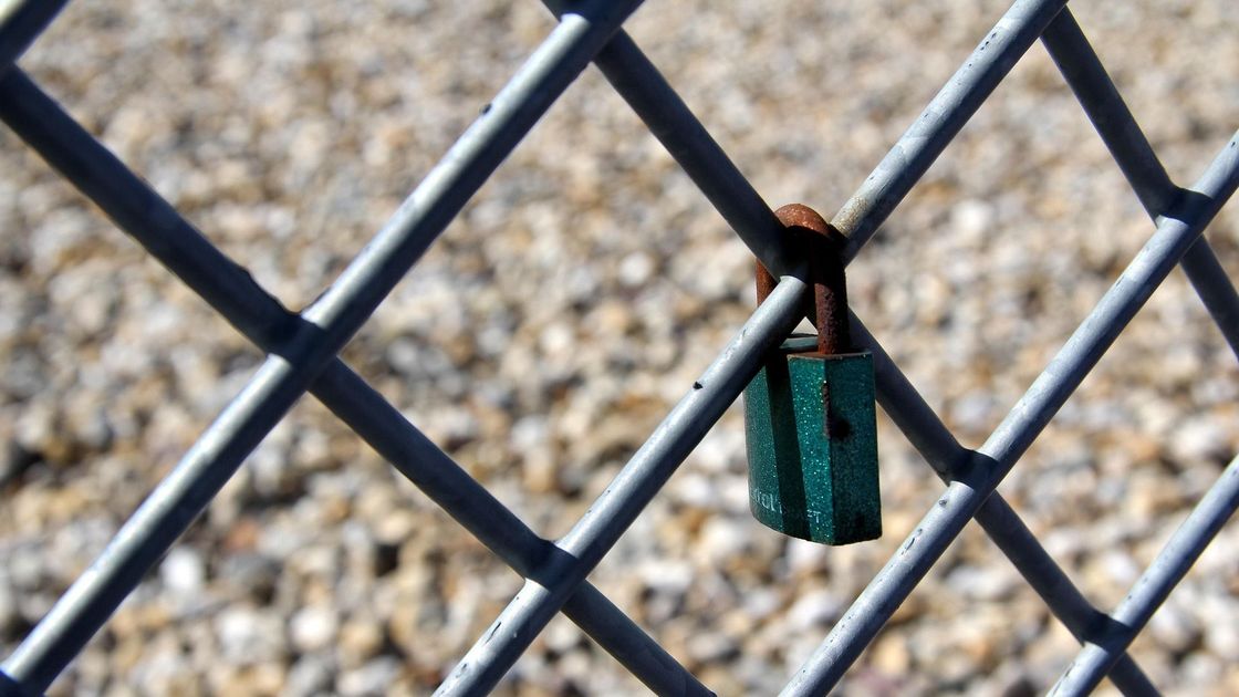 Земельный участок за забором