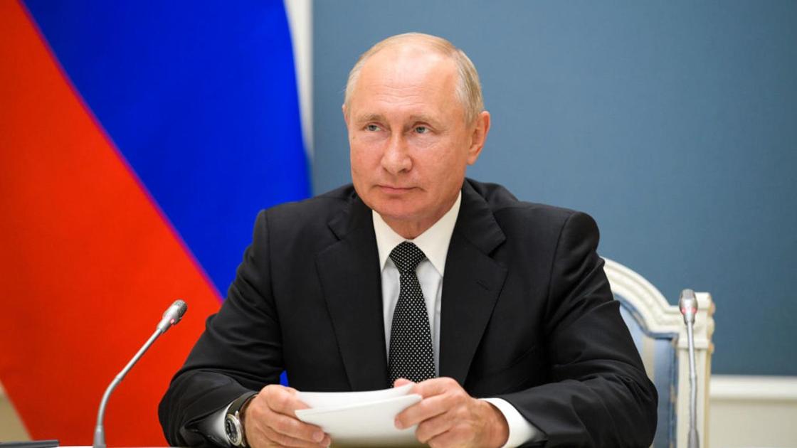 Владимир Путин держит в руках стопку бумаг