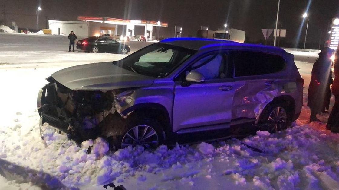 Поврежденный автомобиль на месте аварии в ЗКО Поврежденный автомобиль на месте аварии в ЗКО