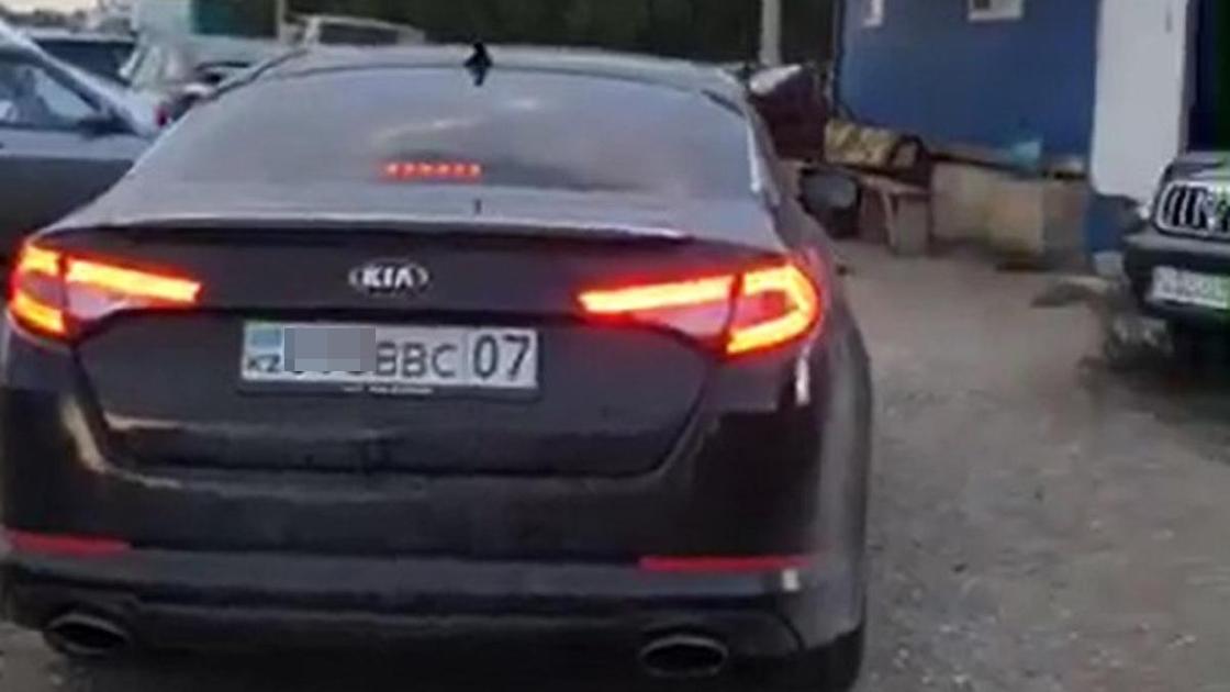 Черная Kia Optima, на которой полицейский разъезжал с подложными номерами в Уральске