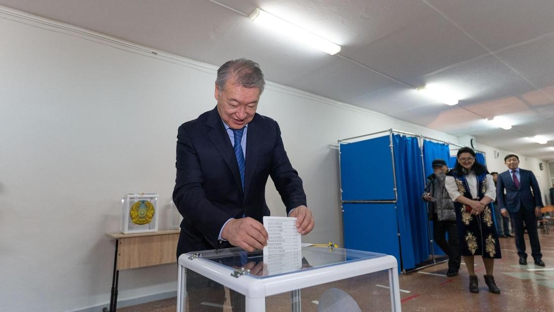 Аким ВКО Даниал Ахметов голосует на выборах