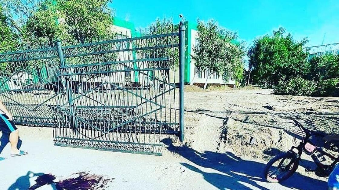 Забор упал в Темиртау
