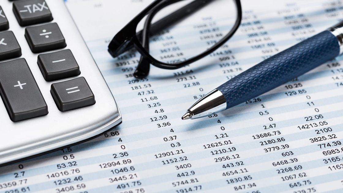 Калькулятор, ручка и очки