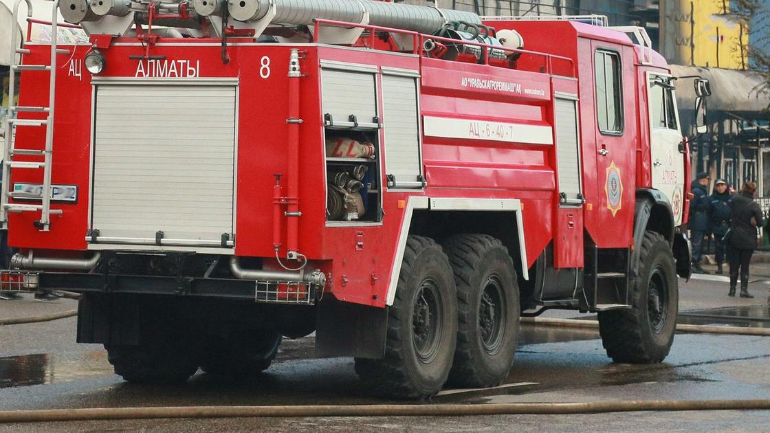 Пожарный автомобиль на месте пожара