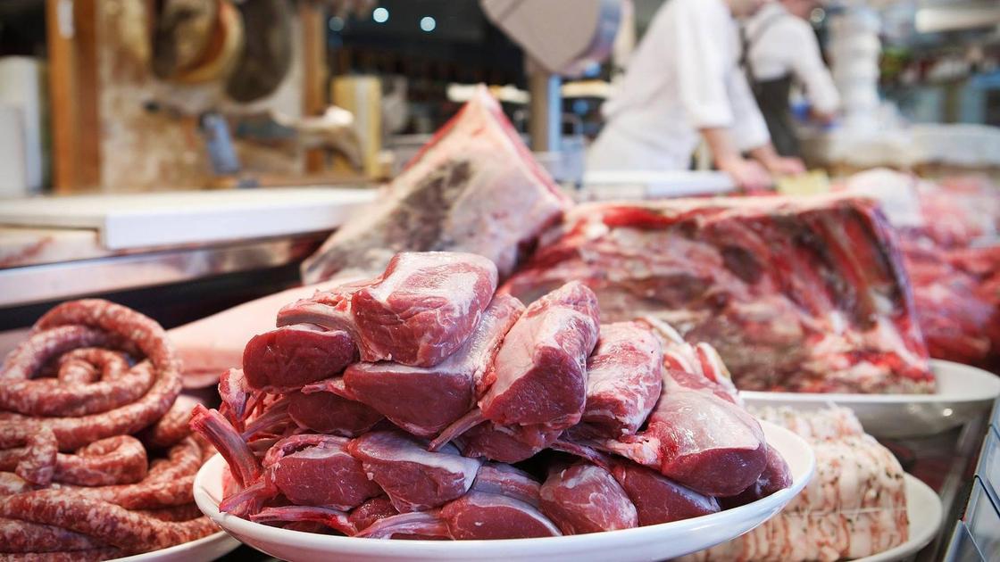 мясо лежит на прилавке рынка
