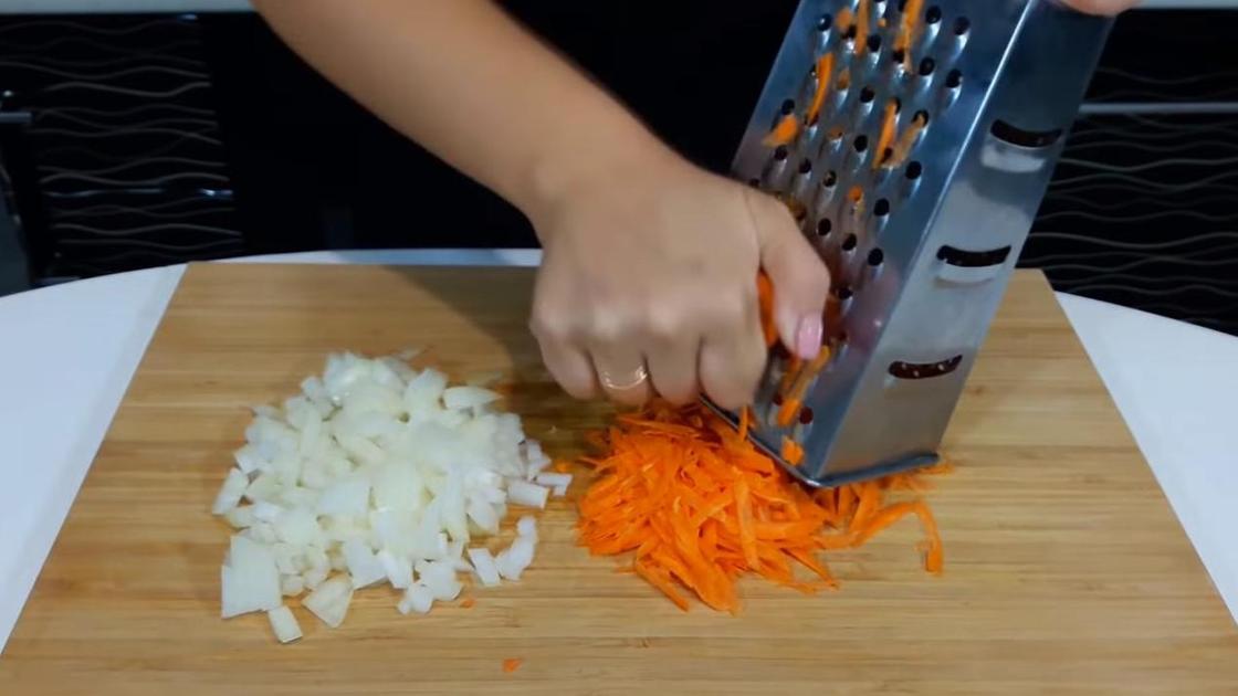 Нарежьте лук кубиком, а морковь натрите