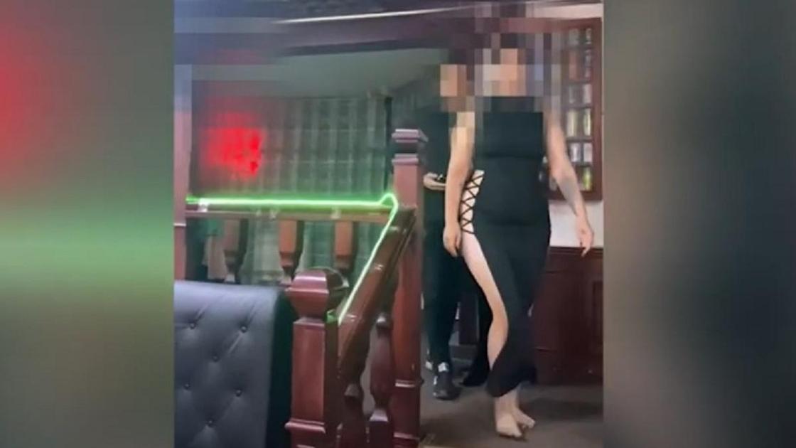 На Урале девушка обокрала секс-шоп и попала на видео