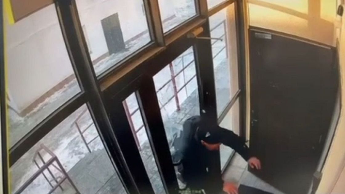 Мужчина разбил стекло