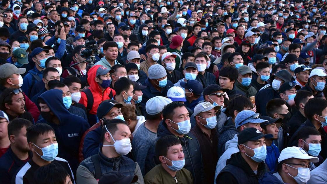 Толпа людей устраивает митинг в Бишкеке Толпа людей устраивает митинг в Бишкеке