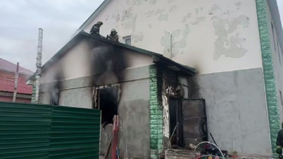 Здание загорелось в Атырау
